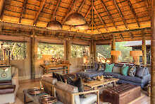 Lounge der Camp Moremi mit Sofas und dekorativen Elementen