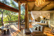 Camp Okavango Schlafzimmer mit Doppelbett und privater Veranda