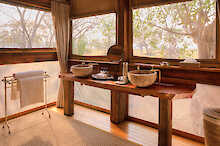 Camp Okavango zwei Waschbecken im Badezimmer