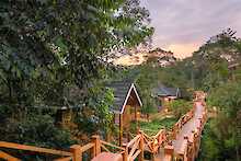 Chimpundu Lodge Cottages mit Holzsteg
