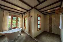 Chimpundu Lodge Bad mit Wanne und Dusche