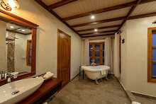 Chimpundu Lodge Bad mit Wanne und Waschbecken