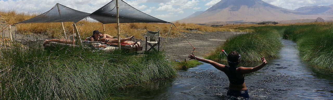 Natürlicher Pool, gespeist von einer klaren Quelle, Wasser, das direkt durch das Camp in den Natronsee fließt.