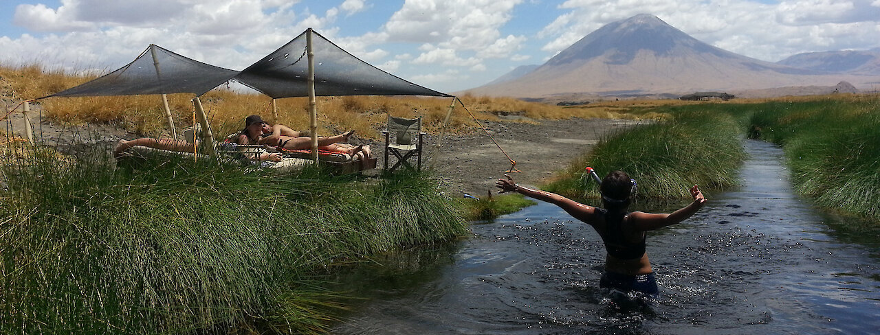 Natürlicher Pool, gespeist von einer klaren Quelle, Wasser, das direkt durch das Camp in den Natronsee fließt.