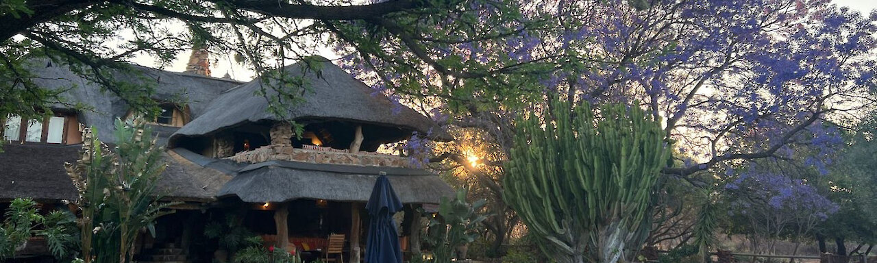 Ant´s Africa Safaris - Ant´s Nest, Pool mit Liegen, Hauptgebäude im Hintergrund. Südafrika