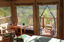 Blick auf den privaten Balkon mit Holzstühlen