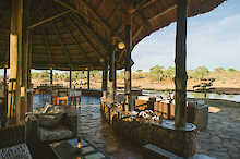 Ruaha River Lodge öffentlicher Bereich mit Tischen und Sofas