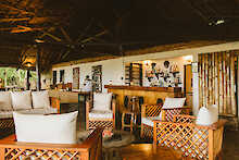 Vuma Hills Tented Camp Lounge mit Sitzgelegenheiten mit Blick zur Bar