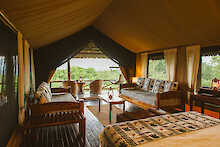 Vuma Hills Tented Camp Zelt mit Sitzgelegenheiten und Doppelbett