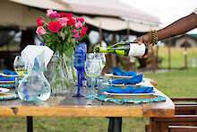 Wein wird in ein Glas gegossen