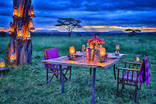 Esstisch mit Kerzen vor dem Sonnenuntergang