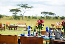 Esstisch mit Rosen im Pumzika Luxury Safari Camp