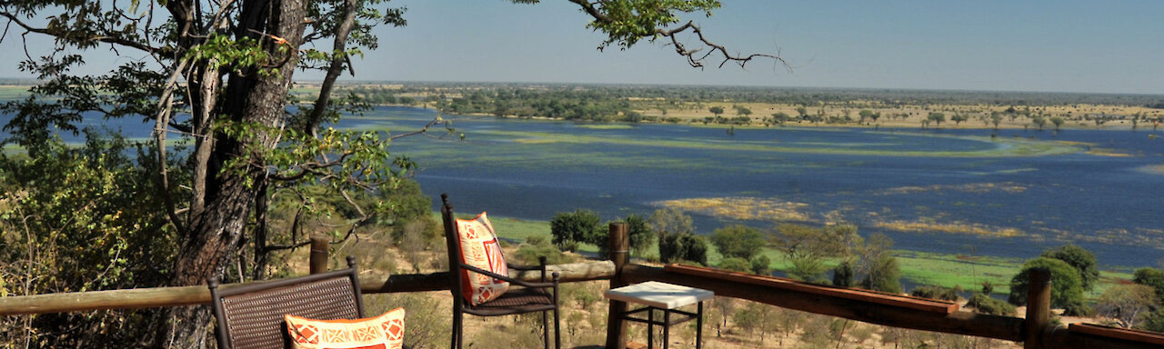 Terrasse mit Blick auf die Ebenen des chobe-Nationalparks