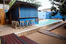 Außenbereich mit Pool im Somewhere Nice