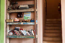 Bücherregal im Somewhere Nice