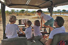Familie mit Kindern im Safarifahrzeug