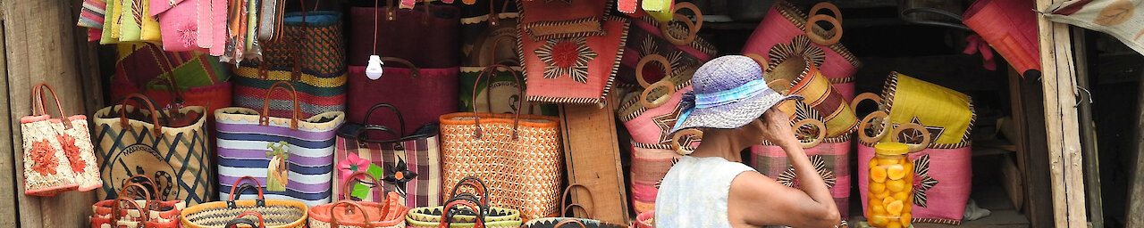 Markt Stand mit Handtaschen in Antsapanana - Madagaskar