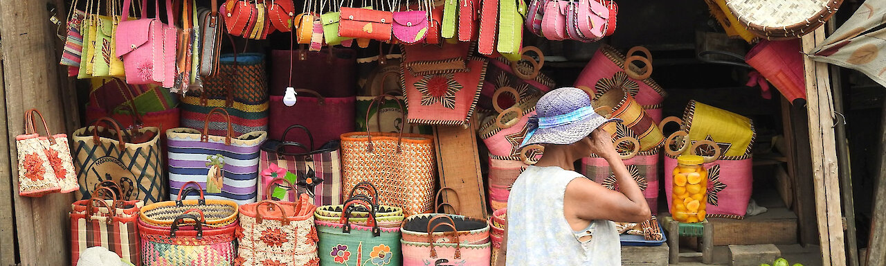 Markt Stand mit Handtaschen in Antsapanana - Madagaskar