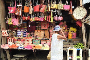 Markt Stand mit Handtaschen in Antsapanana - Madagaskar