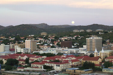 Blick auf die Häuserdächer Windhoeks am Abend