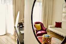 dysART Boutique Hotel Zimmer mit Schreibtisch und Blick zum Spiegel