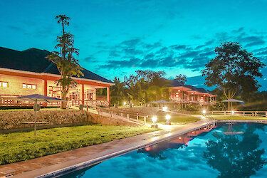 Baghayo Garden Suiten - Tansania, Pool mit Blick zum Hauptgebäude