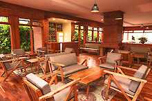 Baghayo Garden Suite Loungebereich mit Sitzgelegenheiten und Kamin