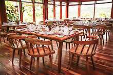 Baghayo Garden Suite Restaurant mit Sitzgelegenheiten und gedeckten Tischen