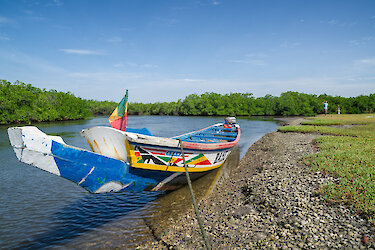 Buntes Boot am Ufer des Sine-Saloum-Flusses