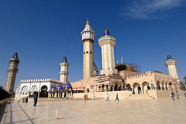 Große Mosche in Touba mit gepflastertem Vorplatz
