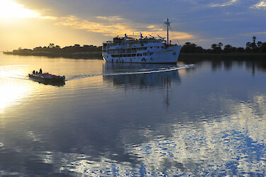 Bou El Mogdad auf dem Senegalfluss bei Sonnenuntergang