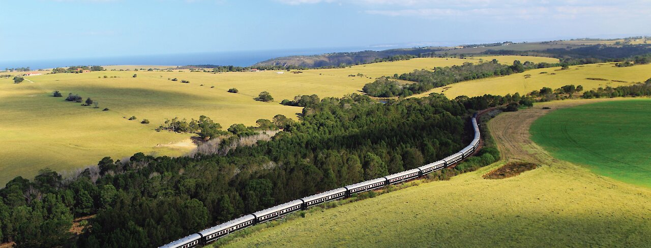 Rovos Rail Green Hills Vogelperspektive auf gesamten Zug in Südafrika