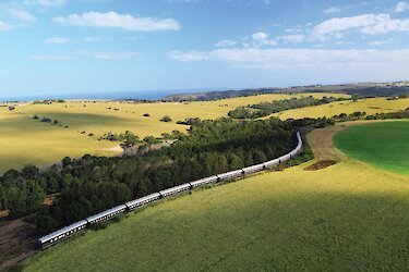Rovos Rail Green Hills Vogelperspektive auf gesamten Zug in Südafrika