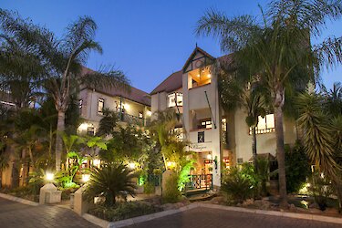 Court Classique Suite Hotel Südafrika Frontansicht bei Nacht