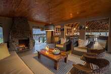 Arathusa Safari Lodge Lounge mit Kamin