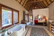 Arathusa Safari Lodge Unterkunft mit Doppelbett und Badewanne