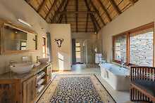 Arathusa Safari Lodge Bad mit Badewanne und Doppelwaschtisch