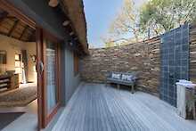 Arathusa Safari Lodge Unterkunft Blick auf Terrasse mit Outdoor Dusche