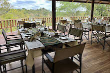 Tansania Tarangire View Camp gedeckter Tisch mit Blick in den Park