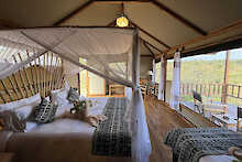 Tansania Tarangire View Camp Zelt Innenansicht mit Blick aus dem Zelt