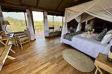 Tansania Tarangire View Camp Zelt Innenbereich mit Bett und Blick zur Terrasse