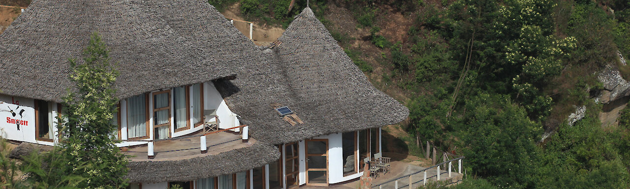 Mambo View Point Unterkunft in den Usambaraberge und in Weitaufnahme