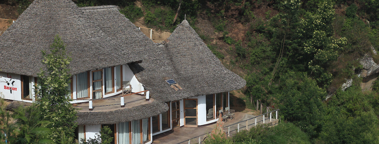 Mambo View Point Unterkunft in den Usambaraberge und in Weitaufnahme