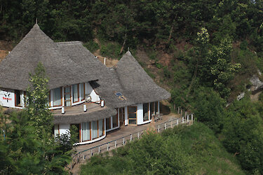 Mambo View Point Unterkunft in den Usambaraberge und in Weitaufnahme