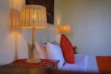 Nkuringo Bwindi Gorilla Lodge Schlafzimmer mit Doppelbett und Nachttischlampen