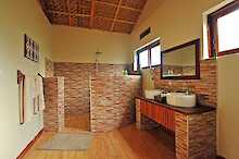 Nkuringo Bwindi Gorilla Lodge Badezimmer mit Dusche und Doppelwaschtisch