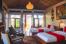 Nkuringo Bwindi Gorilla Lodge Schlafzimmer mit zwei Einzelbetten, Kamin und Blick zur Terrasse