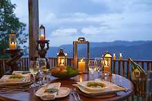 Nkuringo Bwindi Gorilla Lodge gedeckter Tisch mit Kerzenschein