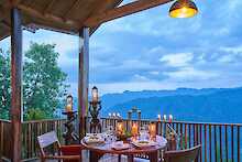 Nkuringo Bwindi Gorilla Lodge Terrasse am Abend mit Kerzenschein und Abendessen