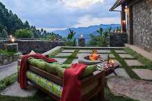 Nkuringo Bwindi Gorilla Lodge Terrasse Aussicht Sitzgelegenheit mit Feuerschale